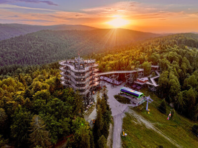 Zdjęcie przedstawia zachód słońca na tle gór.